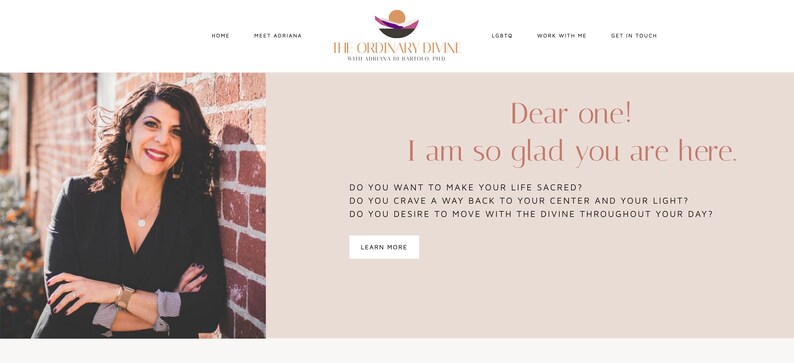 K&ouml;nnte beinhalten: Website-Homepage mit einer l&auml;chelnden Frau, die sich an eine Backsteinmauer lehnt. Das Logo der Website, "The Ordinary Divine", befindet sich oben. Der Text auf der Seite lautet: "Liebe(r) Freund(in)! Ich bin so froh, dass du hier bist." und "Mehr erfahren."