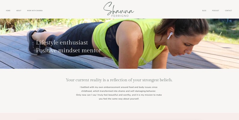 K&ouml;nnte beinhalten: Website-Homepage mit einer Frau in Sportkleidung in der Plank-Position. Text-Overlay lautet "Lifestyle enthusiast, Positive mindset mentor." Der Website-Name "Shanna Ferrigno" befindet sich oben.