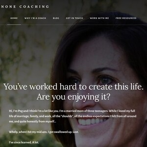 K&ouml;nnte beinhalten: Website-Homepage f&uuml;r Peg Iannone Coaching. Die Seite zeigt im Hintergrund das Gesicht einer Frau mit &uuml;berlagertem Text. Der Text lautet: &bdquo;Sie haben hart gearbeitet, um dieses Leben zu erschaffen. Genie&szlig;en Sie es?&ldquo; und weitere Details.