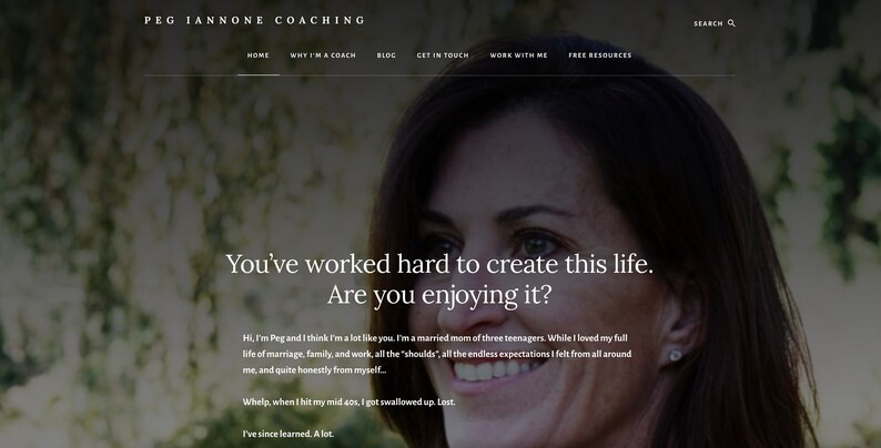 K&ouml;nnte beinhalten: Website-Homepage f&uuml;r Peg Iannone Coaching. Die Seite zeigt im Hintergrund das Gesicht einer Frau mit &uuml;berlagertem Text. Der Text lautet: &bdquo;Sie haben hart gearbeitet, um dieses Leben zu erschaffen. Genie&szlig;en Sie es?&ldquo; und weitere Details.