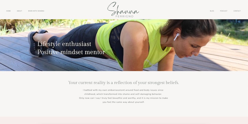 K&ouml;nnte beinhalten: Website-Homepage mit einer Frau in Sportkleidung in der Plank-Position. Text-Overlay lautet "Lifestyle enthusiast, Positive mindset mentor." Der Website-Name "Shanna Ferrigno" befindet sich oben.