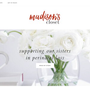 Op de afbeelding: Een witte keramische mok met een grijze band staat op een wit oppervlak. Op de achtergrond staat een boeket witte ranonkels in een heldere glazen vaas. De tekst "supporting our sisters in perinatal loss" is op de afbeelding te zien. De tekst "Read My Story" staat op een knop.