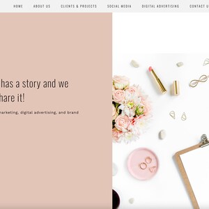 K&ouml;nnte beinhalten: Webdesign mit hellrosa und wei&szlig;em Farbschema. Auf der linken Seite steht: "Your business has a story and we want to help share it!" Die rechte Seite zeigt eine Tastatur, Blumen und Accessoires. Das Goldenbird Marketing Logo befindet sich oben.