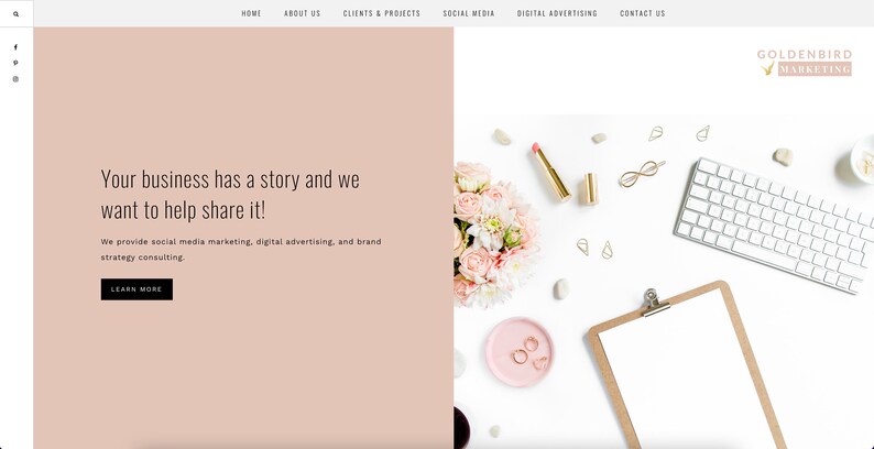 K&ouml;nnte beinhalten: Webdesign mit hellrosa und wei&szlig;em Farbschema. Auf der linken Seite steht: "Your business has a story and we want to help share it!" Die rechte Seite zeigt eine Tastatur, Blumen und Accessoires. Das Goldenbird Marketing Logo befindet sich oben.