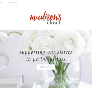 K&ouml;nnte beinhalten: Website-Homepage mit dem Text "madison's closet" in roter Schrift. Ein Blumenarrangement aus wei&szlig;en Blumen und eine grau-wei&szlig;e Tasse sind zu sehen. Der Text "supporting our sisters in perinatal loss" wird ebenfalls angezeigt.
