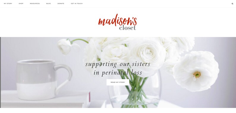 K&ouml;nnte beinhalten: Website-Homepage mit dem Text "madison's closet" in roter Schrift. Ein Blumenarrangement aus wei&szlig;en Blumen und eine grau-wei&szlig;e Tasse sind zu sehen. Der Text "supporting our sisters in perinatal loss" wird ebenfalls angezeigt.