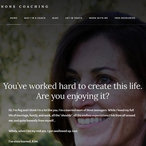 K&ouml;nnte beinhalten: Website-Homepage f&uuml;r Peg Iannone Coaching. Die Seite zeigt im Hintergrund das Gesicht einer Frau mit &uuml;berlagertem Text. Der Text lautet: &bdquo;Sie haben hart gearbeitet, um dieses Leben zu erschaffen. Genie&szlig;en Sie es?&ldquo; und weitere Details.