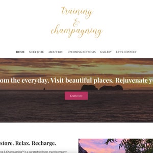 K&ouml;nnte beinhalten: Website-Homepage mit dem Text "training & champagning" in goldener Schrift. Das Bild zeigt einen Sonnenuntergang &uuml;ber dem Meer mit dem Text "Nehmen Sie sich eine Auszeit vom Alltag. Besuchen Sie wundersch&ouml;ne Orte. Verj&uuml;ngen Sie Ihren K&ouml;rper und Geist."