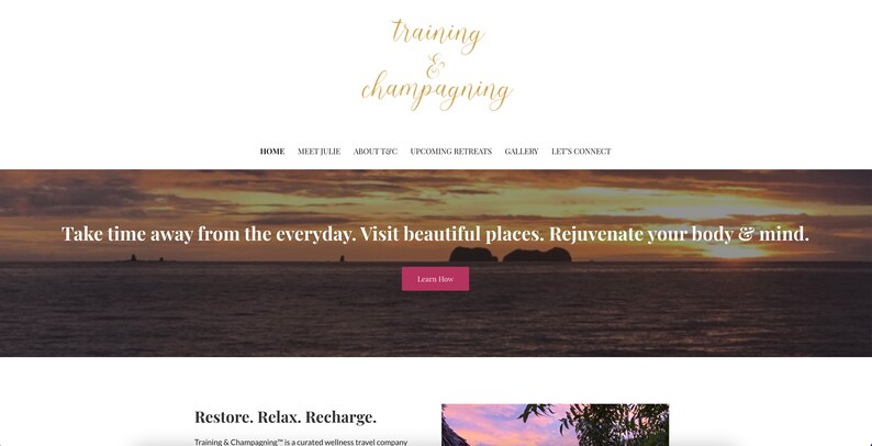 K&ouml;nnte beinhalten: Website-Homepage mit dem Text "training & champagning" in goldener Schrift. Das Bild zeigt einen Sonnenuntergang &uuml;ber dem Meer mit dem Text "Nehmen Sie sich eine Auszeit vom Alltag. Besuchen Sie wundersch&ouml;ne Orte. Verj&uuml;ngen Sie Ihren K&ouml;rper und Geist."