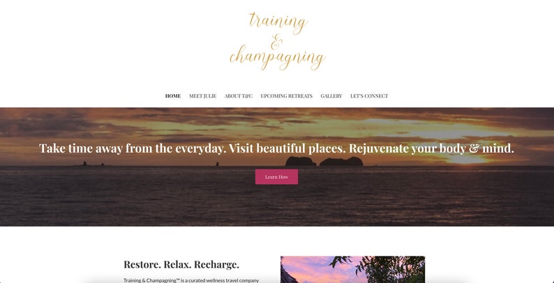 Op de afbeelding: Homepage van de website van Training & Champagning, een samengesteld wellness-reisbedrijf. De website toont een zonsondergang boven de oceaan met de tekst "Neem de tijd om weg te komen van de dagelijkse sleur. Bezoek prachtige plekken. Verjong je lichaam en geest." en een knop met de tekst "Meer informatie".