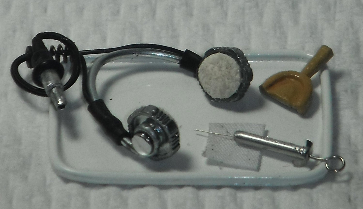 Miniatur 1:12 Puppenhaus ovales bestücktes Tablett mit Flakons 