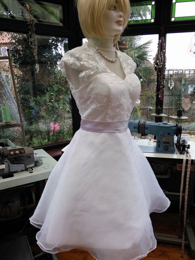 White Short Wedding Dress Shaped Bra Inserts Lace Bodice With