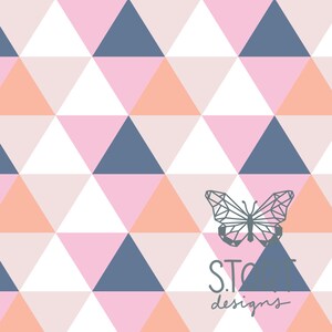 Peut inclure: Un motif sans couture avec un design g&eacute;om&eacute;trique de triangles roses, p&ecirc;che, blancs et bleus. Un papillon stylis&eacute; est centr&eacute; dans le motif avec le texte "STORK designs" en dessous.