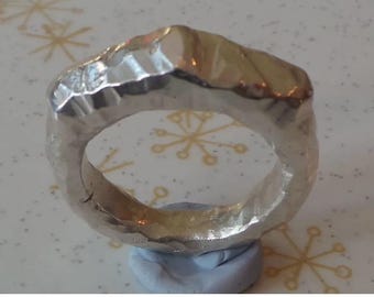 anillo de plata esterlina con forma rugosa