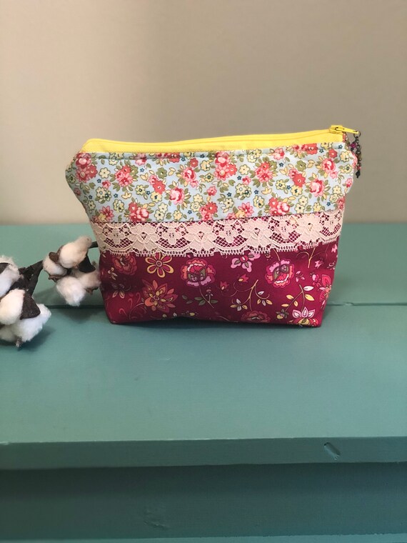 Pretty fabric makeup bag: a must have!