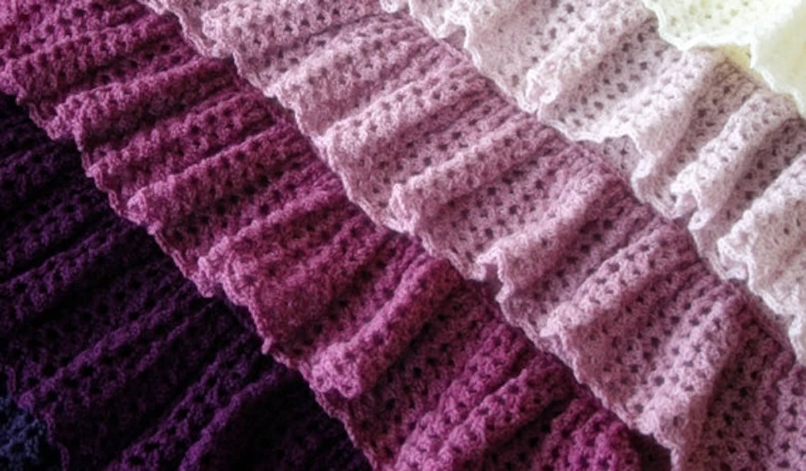 Рюша столбиками с накидом крючком. Вязание крючком рюши. Вязание спицами рюши и воланы. Воротник с рюшами. Воротник детский вязаный.