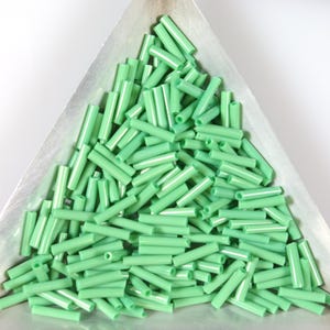 ヴィンテージチェコガラスビューグルビーズ：ライトグラスグリーン、8 mm、10グラム