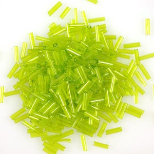 6 - 7 mm ヴィンテージチェコ半透明ライムグリーンビューグルビーズ 10グラム