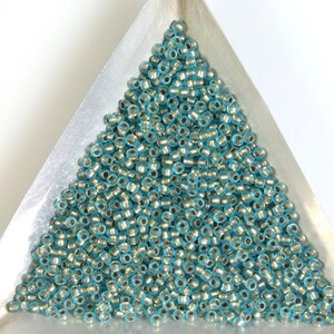 Perline Toho 11/0: Blu acqua opaco vellutato, foderate in argento (10 g)