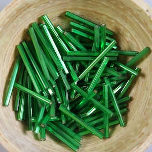 ヴィンテージシルバーラインの明るいエメラルドグリーンのイタリアガラス20mmビューグルビーズ10グラム