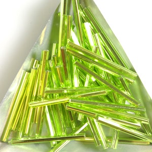 ミユキ シルバーライン入り ブライトライムグリーンガラス 30 mm ビューグルビーズ 50 個。