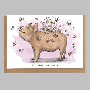Auf der Rückseite das Schwein, Spruchkarte aus Recyclingpapier, Ar mhuin na muice, cárta Gaeilge, Grußkarte aus Recyclingpapier auf Irisch