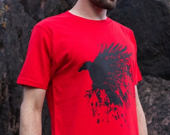 Camiseta Raven en rojo, camiseta para hombre de comercio justo orgánico Earth Positive, con proverbio irlandés y escocés, diseño de cuervo 'tha fios fithich agad'