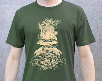 Può includere: Una maglietta verde con una stampa grafica beige di un albero con una donna in piedi al suo interno. Il testo "RI TEAMHAIR" e "OS MAC MACAIR" è stampato sulla maglietta.