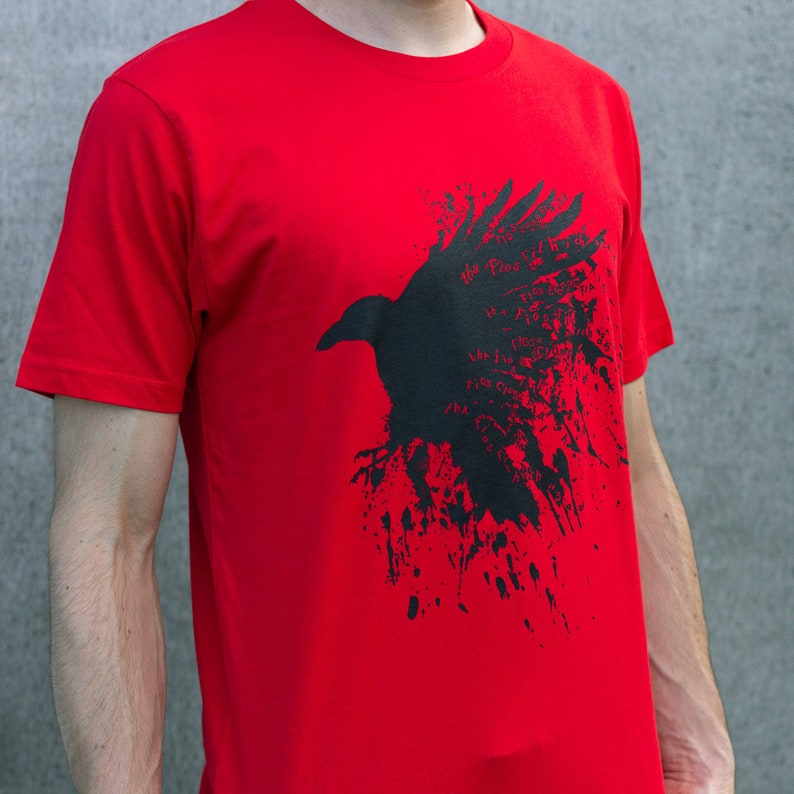 Camiseta Raven verde oliva, camiseta orgánica para hombre Earth Positive, proverbio irlandés y escocés, diseño de cuervo 'tha fios fithich agad' imagen 5