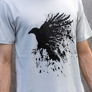 Camiseta Raven verde oliva, camiseta orgánica para hombre Earth Positive, proverbio irlandés y escocés, diseño de cuervo 'tha fios fithich agad' imagen 4