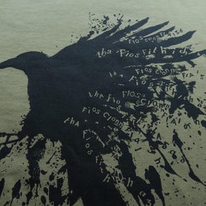 Camiseta Raven verde oliva, camiseta orgánica para hombre Earth Positive, proverbio irlandés y escocés, diseño de cuervo 'tha fios fithich agad' imagen 3
