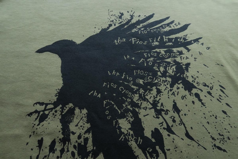 Camiseta Raven verde oliva, camiseta orgánica para hombre Earth Positive, proverbio irlandés y escocés, diseño de cuervo 'tha fios fithich agad' imagen 3