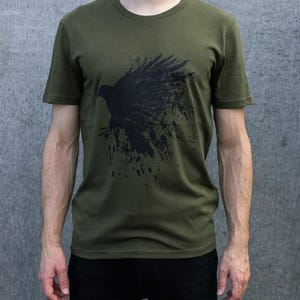Camiseta Raven verde oliva, camiseta orgánica para hombre Earth Positive, proverbio irlandés y escocés, diseño de cuervo 'tha fios fithich agad' imagen 2