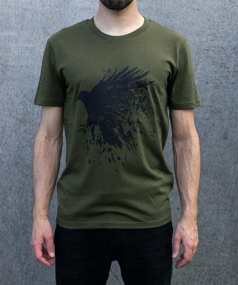 Camiseta Raven verde oliva, camiseta orgánica para hombre Earth Positive, proverbio irlandés y escocés, diseño de cuervo 'tha fios fithich agad' imagen 2