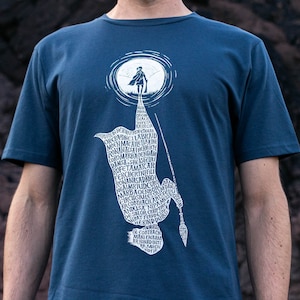 Dinn Rígh T-shirt in navy, Earth Positive organic fairtrade Mens tee, with excerpt from old Irish legend, ‘Orgain Denna Ríg’