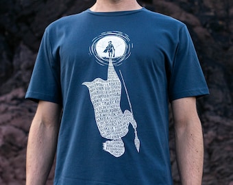 Dinn Rígh T-shirt in navy, Earth Positive organic fairtrade Mens tee, with excerpt from old Irish legend, ‘Orgain Denna Ríg’