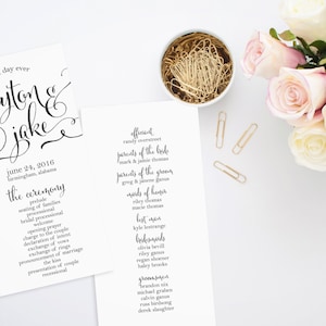 Könnte beinhalten: Ein Programm für eine Hochzeitszeremonie mit den Namen Peyton & Jake, dem Datum 24. Juni 2016 und dem Ort Birmingham, Alabama. Das Programm listet die Reihenfolge der Ereignisse für die Zeremonie auf, einschließlich des Einzugs, der Lesungen und des Auszugs. Das Programm enthält auch die Namen des Standesbeamten, der Eltern der Braut und des Bräutigams, der Trauzeuginnen, des Trauzeugen und der Brautjungfern.