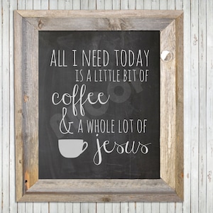 Op de afbeelding: Een rustiek houten geframed schoolbord met de tekst "ALL I NEED TODAY IS A LITTLE BIT OF coffee & A WHOLE LOT OF jesus" geschreven met witte krijt. Een klein grijs koffiekopje-icoon staat naast het woord "jesus".