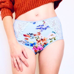 Calcinha com flores e borboletas. Calcinha muito confortável e bonita para mulheres. Todos os tamanhos. Calcinha clássica com renda.