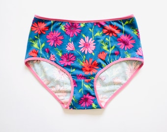 Slip a fiori di media altezza. Tessuto delicato. Slip in cotone. Slip blu fatti a mano in tutte le taglie.