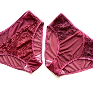 Set van 2 slips. Hoog uitgesneden slipje van bietenrood doorschijnend gaas. Romantisch slipje met een elastische rubberen band en zacht kant. Handgemaakt op maat.