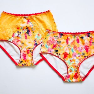Pacote com 2 calcinhas de algodão. Feitas à mão. Tamanho médio-alto. Calcinhas femininas com renda. Calcinhas amarelas com flores.