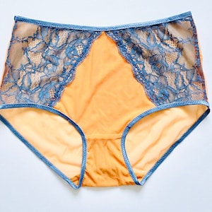 Senfgelbes Netz-Höschen. BLAUE Spitze. Hipster style Höschen. Unterwäsche aus Spitze und Netzstoff. Frauenhöschen.