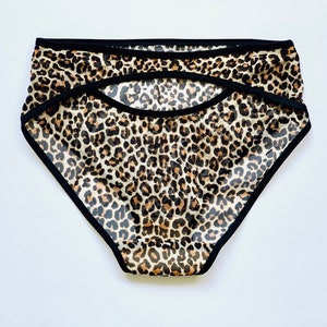 Hoog uitgesneden slipje van transparant gaas met zwarte bies. Slipje met luipaardprint. dameslingerie. Romantisch cadeau. Handgemaakt op maat