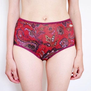 Calcinha plus size de malha com flores. Roupa íntima feita à mão. Estilo clássico, lingerie feminina.