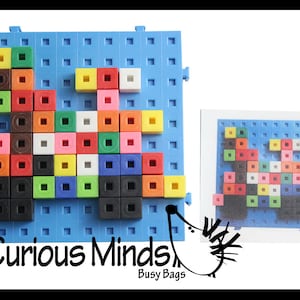 Può includere: Un pannello perforato in plastica blu con blocchi di plastica colorati disposti a formare un motivo. I blocchi sono rossi, arancioni, gialli, verdi, blu, viola, neri, bianchi e marroni. Il pannello perforato ha uno sfondo blu e linee di griglia bianche. L'immagine include anche un'immagine più piccola dello stesso pannello perforato con blocchi.