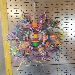 GIOCATTOLO PER PAPPAGALLO piccolo/medio **FIRECRACKER** perfetto per chi spenna e cerca cibo