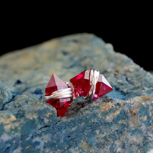 Kolczyki z rubinowym geo z litego złota 14k, wypełnione złotem, srebro próby 925 – kamień urodzinowy na lipiec