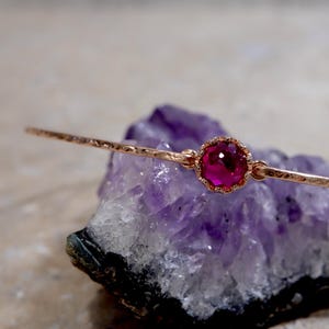 Ruby Royal Skinny Bangle | 14 kt gold filled of sterlingzilver geboortesteen juli | Sierlijke robijnrode sieraden verjaardagsarmband | Cadeau nieuwe moeder