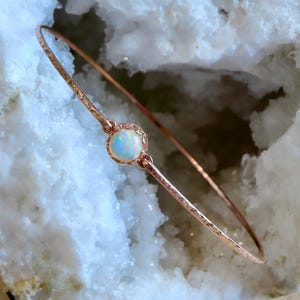 Bracelet jonc fin royal en opale naturelle - Pierre de naissance d'octobre